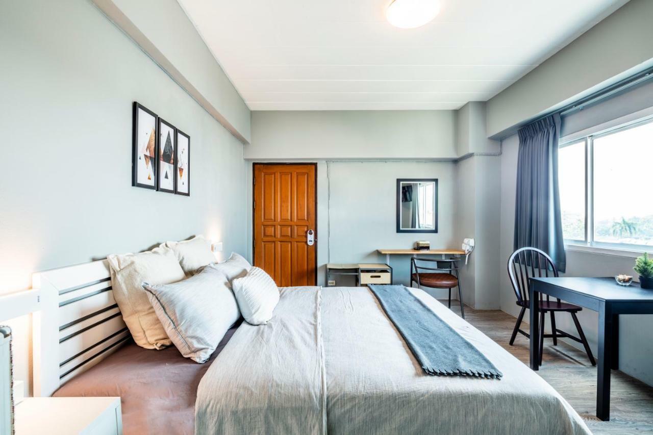 Penyos Service Apartment Банкок Екстериор снимка