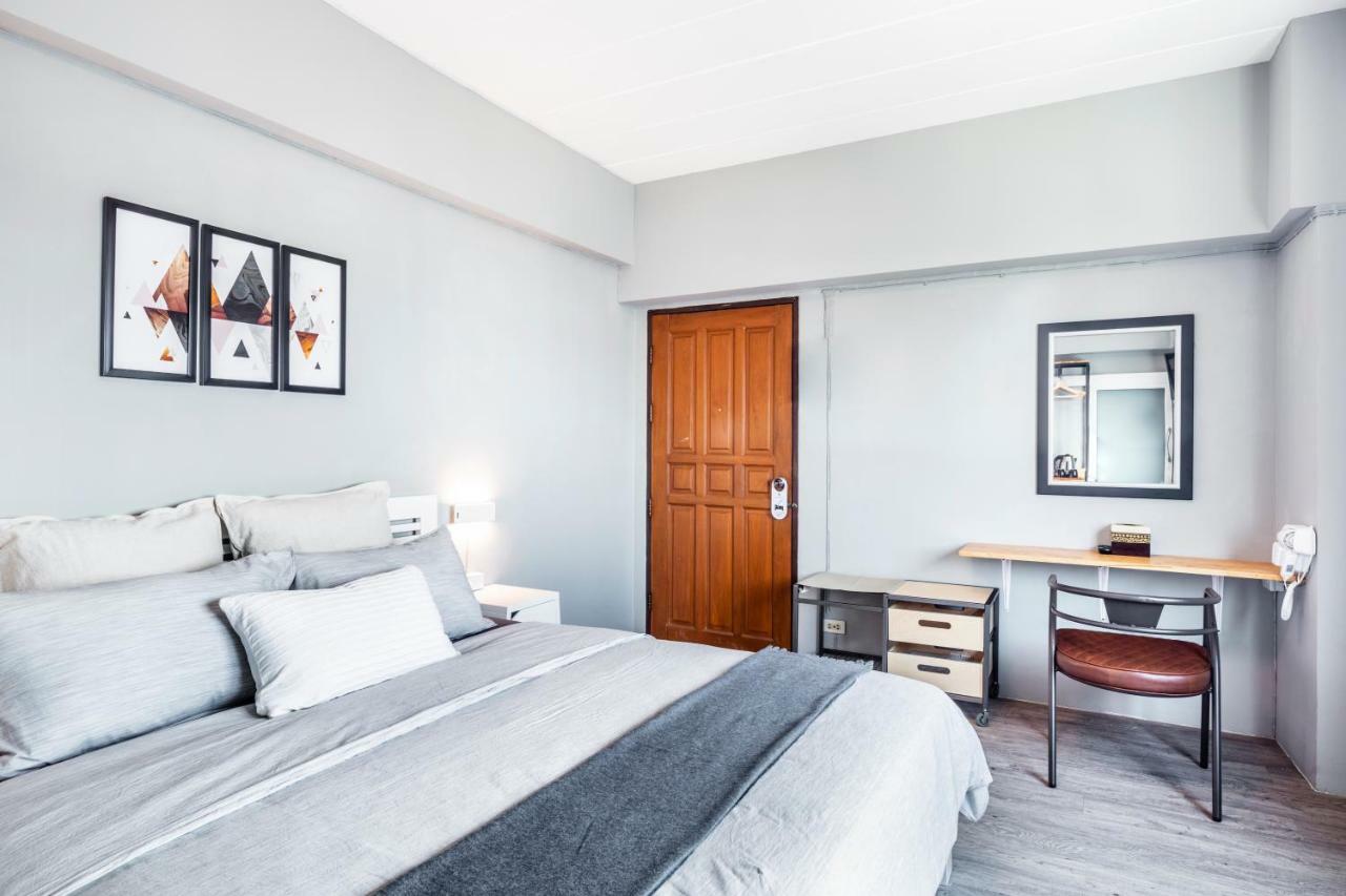 Penyos Service Apartment Банкок Екстериор снимка