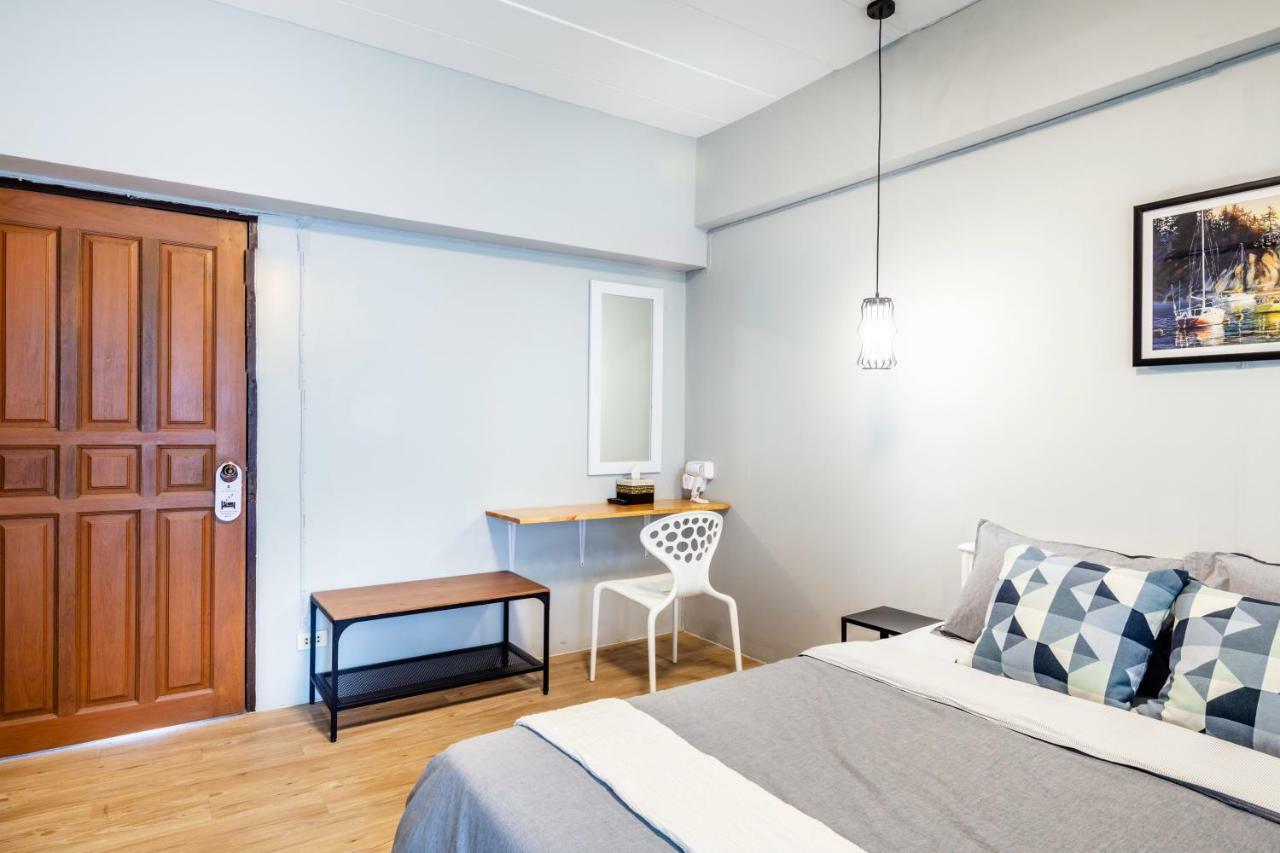 Penyos Service Apartment Банкок Екстериор снимка