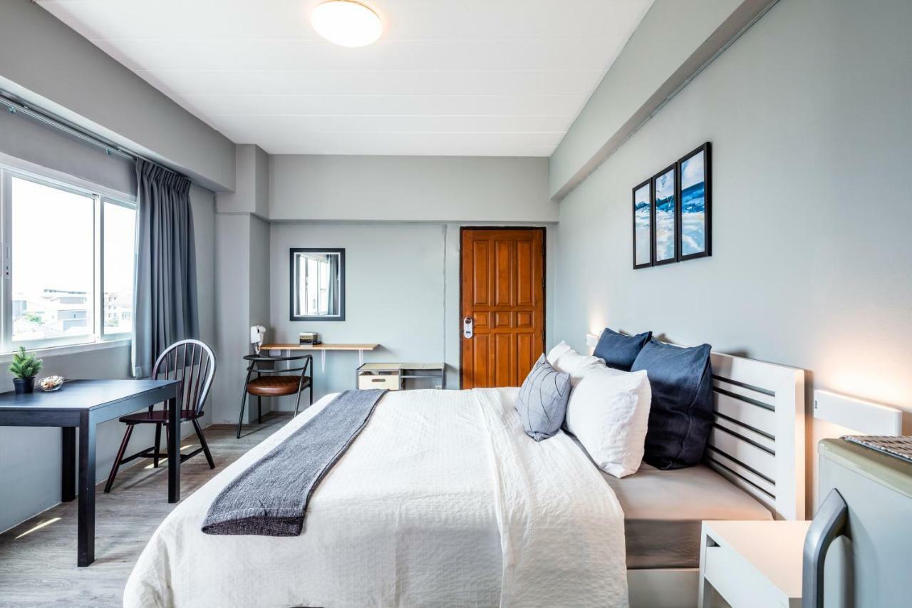 Penyos Service Apartment Банкок Екстериор снимка