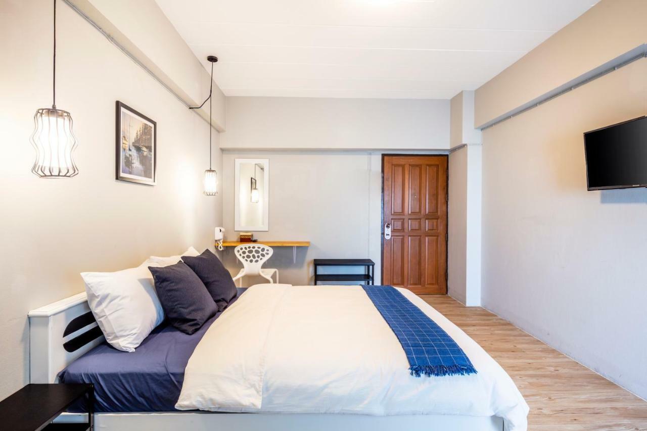 Penyos Service Apartment Банкок Екстериор снимка